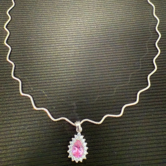 Jewelry - Pink wave necklace 16"